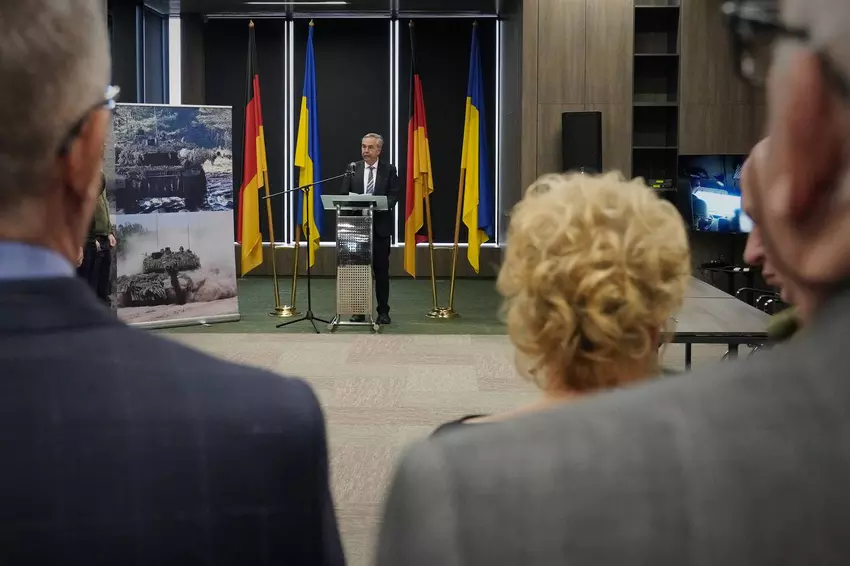 Konferenz nach der Unterzeichnung des Abkommens. Illustration: Deutscher Smetanin