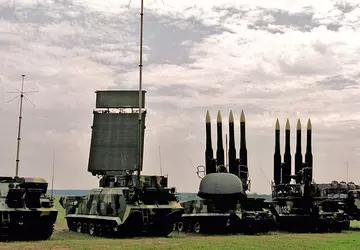 Ukrainische Kamikaze-Drohnen griffen ein russisches Buk-Boden-Luft-Raketensystem ...