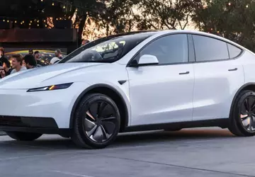 Ohne Panorama-Dach und mit Stoffbezügen: Tesla ...