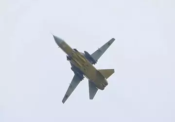 Ukrainisches Kampfflugzeug Su-24M mit Storm Shadow-Raketen ...