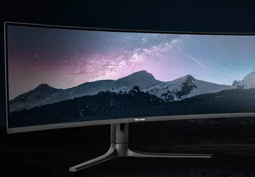 Thermaltake führte den riesigen ultrabreiten Monitor ...