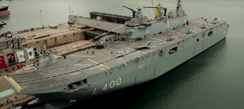 Baykar zeigt erstmals Bayraktar TB3 und Kizilelma-Drohnen der nächsten Generation an Bord der TCG Anadolu