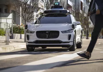 Waymo ruft Robotaxi-Software nach zwei Unfällen ...