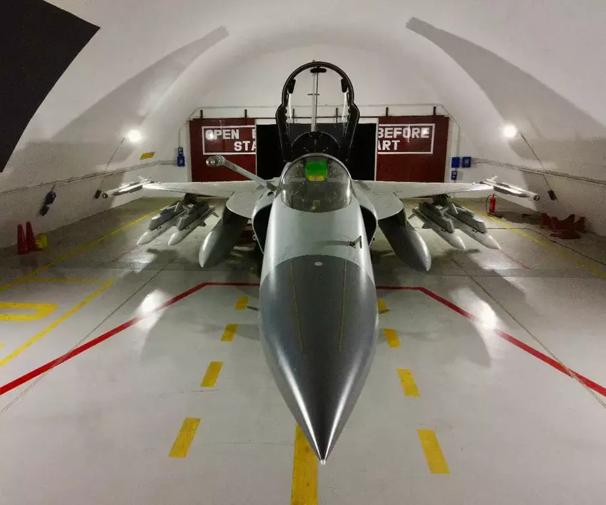 Das pakistanische Kampfflugzeug JF-17 Block III Thunder mit PL-15-Raketen