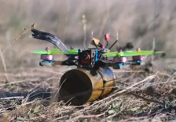 FPV-Drohne traf einen fahrenden russischen Panzer, ...