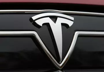 Tesla mit Autopilot prallt in Polizeiauto