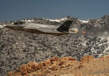 Fotograf macht spektakuläre Aufnahmen des Kampfjets ...