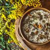 Eintopf aus The Witcher: Das farbenfrohe Kochbuch aus dem The Witcher-Universum kann ab sofort vorbestellt werden. Sie werden 80 einzigartige Gerichte aus einer Vielzahl von Lebensmitteln kochen können-8