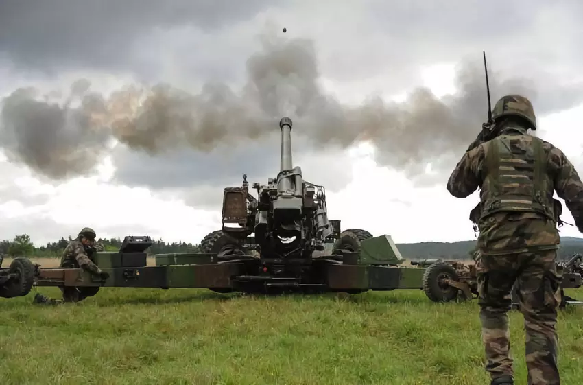 Frankreich übertrug der AFU die 155-mm-Haubitze TRF1, die mit einer Geschwindigkeit von 6 Schuss pro Minute feuern und Ziele in einer Entfernung von bis zu 30 km treffen kann.