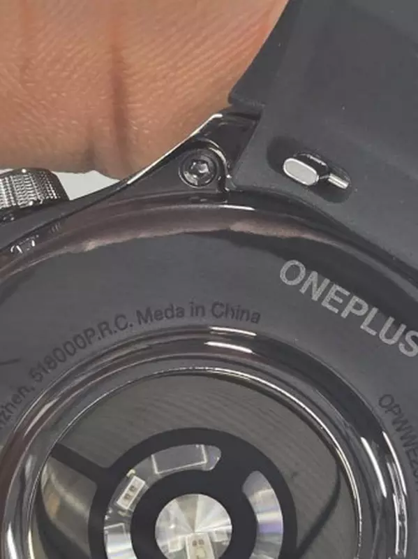 Auf der Rückseite der Uhr steht "Meda in China" statt "Made in China".