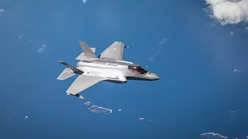 Lockheed Martin schließt die Montage des ersten belgischen F-35 Lightning II Kampfflugzeugs ab, aber Belgien verweigert die Abnahme des Flugzeugs aufgrund von TR-3 Softwareproblemen