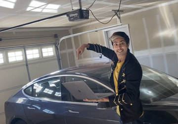 Der Besitzer des Tesla Model 3 ...