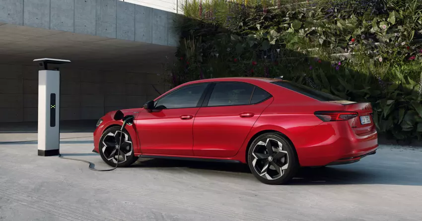 Skoda hat den Superb Hatch iV Plug-in-Hybrid vorgestellt: 120 km Reichweite mit Elektroantrieb