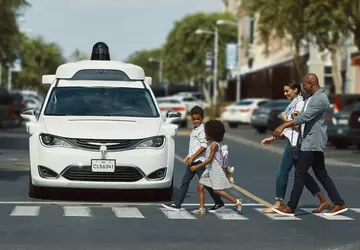 Unbemannte Taxis von Waymo kommen nach ...