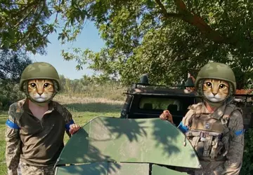 Ukrainische Soldaten beschlagnahmen Satellitenkommunikationsstation in der ...