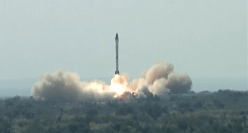 Pakistan hat erfolgreich die ballistische Rakete Ababeel mit einer Startreichweite von 2.200 km getestet, die bis zu acht Sprengköpfe mit einem Gesamtgewicht von 1,5 Tonnen tragen kann