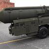 Die Russen haben die ballistische Interkontinentalrakete SS-27 Mod 2 mit einer Reichweite von 12.000 Kilometern gestartet, die einen nuklearen Sprengkopf mit einer Sprengkraft von bis zu 500 Kilotonnen tragen kann.-14 Die Russen haben die ballistische Interkontinentalrakete SS-27 Mod 2 mit einer Reichweite von 12.000 Kilometern gestartet, die einen nuklearen Sprengkopf mit einer Sprengkraft von bis zu 500 Kilotonnen tragen kann.-14
