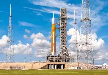 Die NASA hat die erste Stufe ...