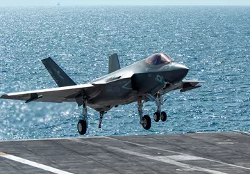 Ein F-35C-Kampfjet stürzte aufgrund eines Pilotenfehlers ...