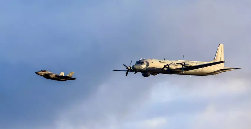 F-35B Lightning II starteten vom Deck der HMS Queen Elizabeth, um ein russisches Il-38-Flugzeug abzufangen, das sich der Trägerkampfgruppe näherte.