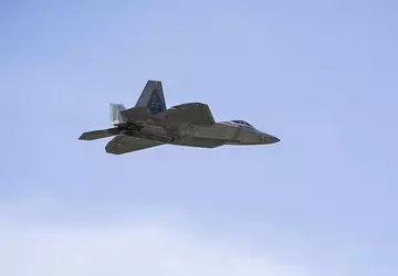 USA entsenden eine Gruppe von F-22 ...