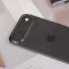 Eine Miniaturnachbildung des iPhone 17 Air
