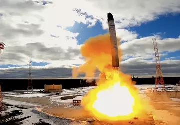 Russland zeigt die Atomrakete Sarmat und ...