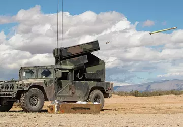 Avenger-Luftabwehrsysteme, Bradley- und Stryker-Kampffahrzeuge, Munition für ...