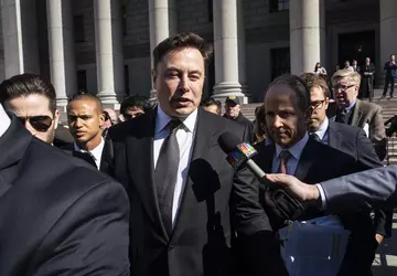 Elon Musk verklagt Apple und OpenAI ...