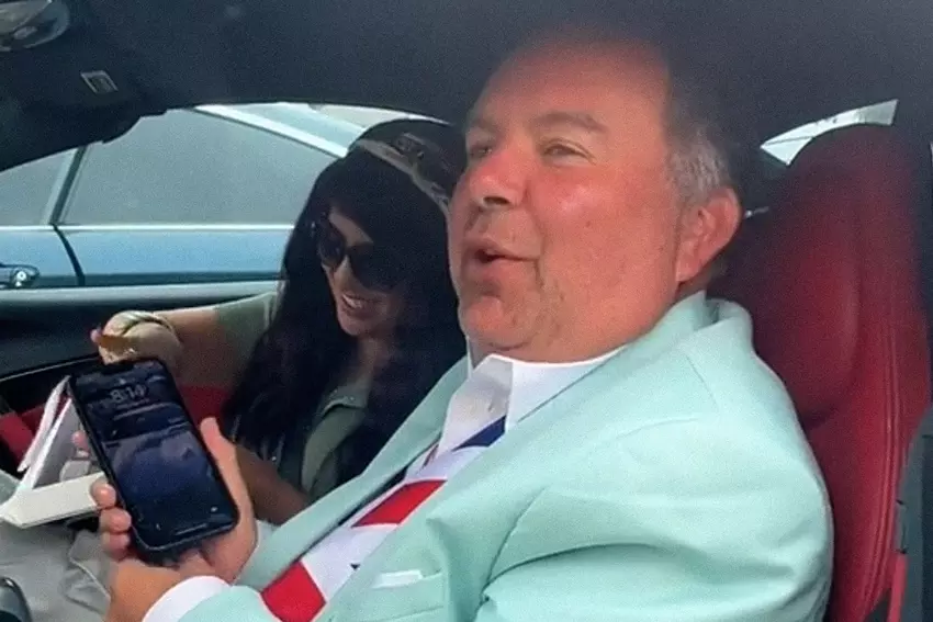 "Autos fahren, Tennis spielen und großbrüstige Frauen streicheln": Apple feuert Vizepräsident wegen schlechter Witze auf TikTok