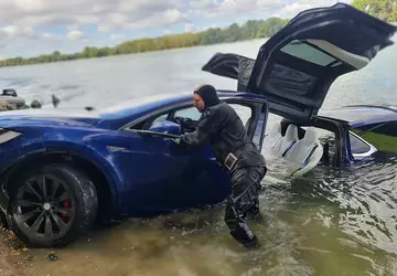 Tesla Model X-Besitzer holte das Elektroauto ...