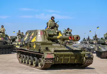 Artilleristen der ukrainischen Streitkräfte zeigten, wie ...