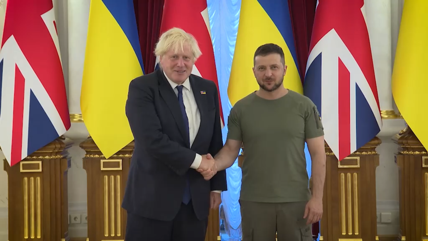 Fröhlichen Unabhängigkeitstag, allerseits: Boris Johnson kündigt 54 Millionen Pfund Militärhilfe für die Ukraine an - 850 Black Hornet Nano Mikrodrohnen, Kamikaze-Drohnen und Panzerabwehrmunition