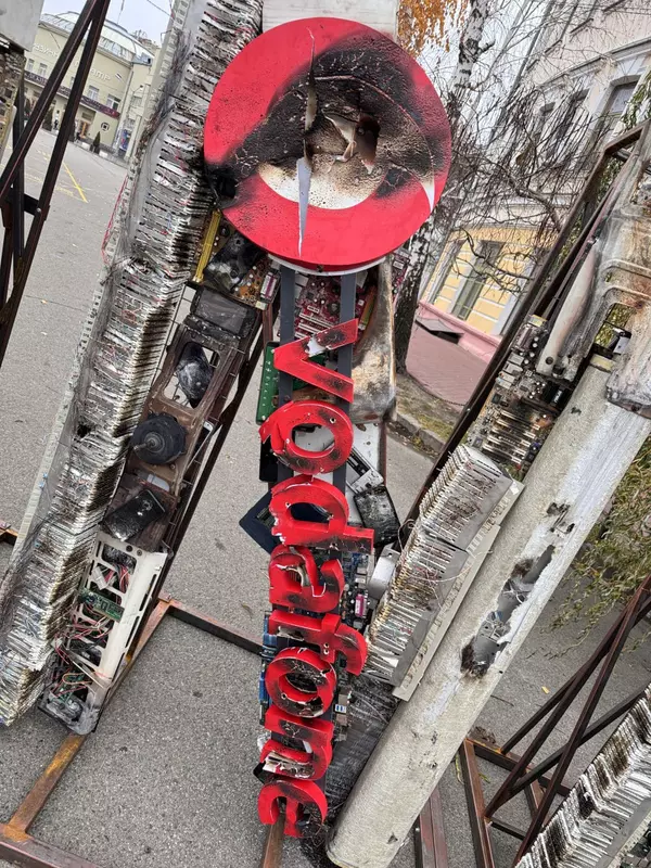 Ein ausgebranntes Vodafone-Schild als Symbol für die Zerstörung während des Krieges