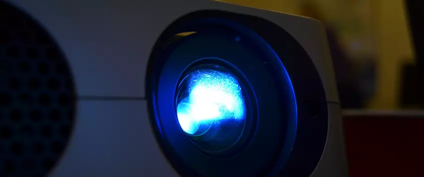 Reinigung von Videoprojektoren: Gehäuse, Objektiv und Filter reinigen