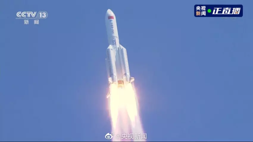 Eine ungelenkte chinesische Rakete stürzt über dem Indischen Ozean ab