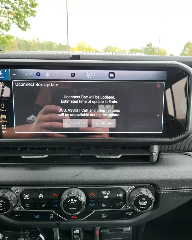 Benachrichtigung über die Uconnect-Software-Update-Verfügbarkeit. Illustration: Raider222x / r/Jeep4xE