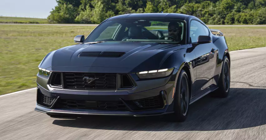 Der Benzin Ford Mustang hat erneut den elektrischen Mach-E im US-Verkauf überholt