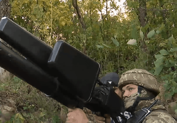 Serhiy Prytula übergab Gewehre an ukrainische ...