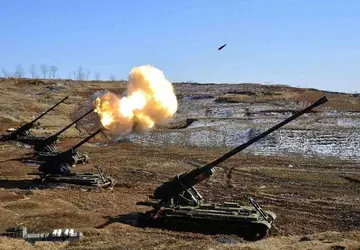 Koreanische Langstrecken-Panzerartillerie M1989 Koksan in Russland ...