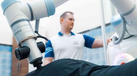 Anna, die Roboter-Masseurin: Der weltweit erste KI-Massageroboter Rocozyer ist in der Tschechischen Republik auf den Markt gekommen - und er kümmert sich nicht um Cellulite