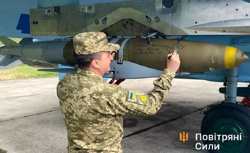 Ukrainische Su-27-Kampfjets können auch intelligente JDAM-Bomben mit erweiterter Reichweite abwerfen