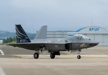 Der Prototyp des zweisitzigen Kampfflugzeugs KF-21 ...