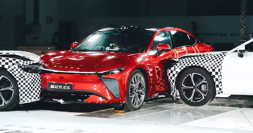 Chery Crashtest: Was passiert, wenn zwei Autos bei 60 km/h auf ein Elektroauto auffahren?