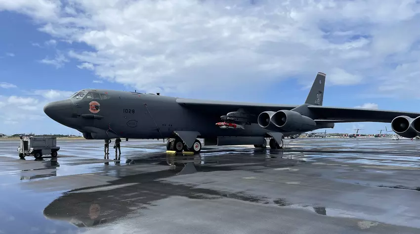 Atombomber lernt, JDAM QS-ER 900kg-Bomben mit einer Reichweite von bis zu 76km abzuwerfen