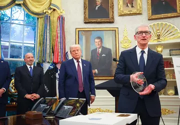 Tim Cook präsentiert Trump ein Stück ...