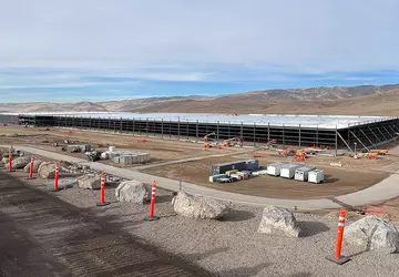 Die Hauptstahlkonstruktion des Tesla Semi-Werks ist ...