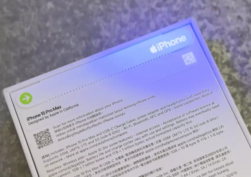 Auf der Verpackung des iPhone 15 befinden sich spezielle Codes, die nur unter UV-Licht sichtbar sind