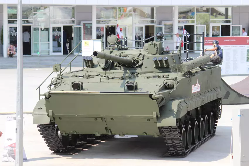 Russland führt unbemannten BMP-3 mit KI, Sinitsa-Kampfrobotermodul und Drohne ein