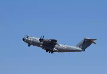 Airbus testet das militärische Transportflugzeug A400M ...